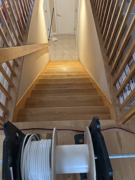 Escalier et plancher de bois franc clair