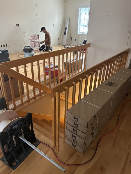 Installation de bois franc à l'étage et dans l'escalier