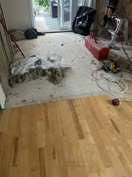 Plancher de bois franc pendant les travaux